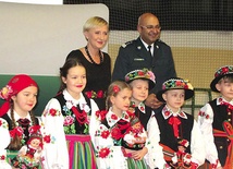 Na spotkanie z pierwszą damą niektórzy uczniowie przybyli  w strojach ludowych.