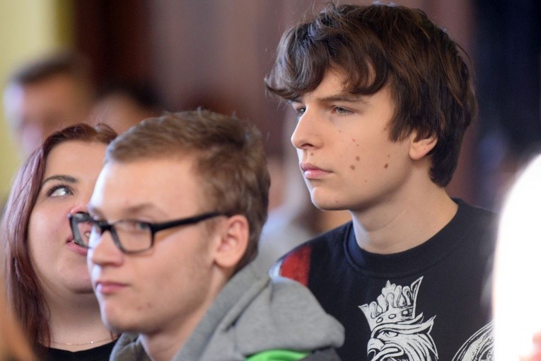 ks. Jakub Bartczak w świdnickiej szkole