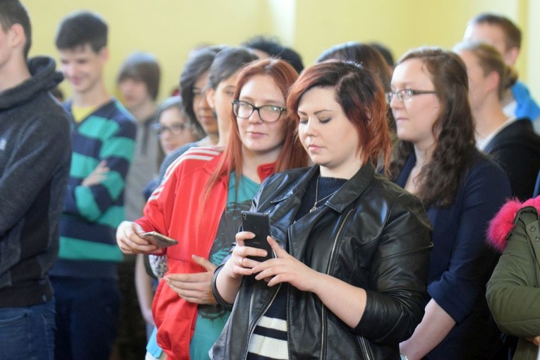 ks. Jakub Bartczak w świdnickiej szkole