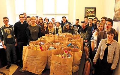 ▲	Wołowska młodzież i nauczyciele podczas składania darów w centrali wrocławskiej Caritas. W zbiórkę zaangażowało się w sumie ponad 300 osób.
