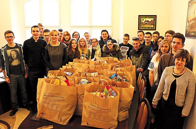 ▲	Wołowska młodzież i nauczyciele podczas składania darów w centrali wrocławskiej Caritas. W zbiórkę zaangażowało się w sumie ponad 300 osób.