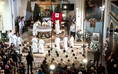 ▲	Eucharystia w kościele Świętych Apostołów Piotra i Pawła w Tarnowskich Górach.