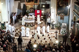 ▲	Eucharystia w kościele Świętych Apostołów Piotra i Pawła w Tarnowskich Górach.