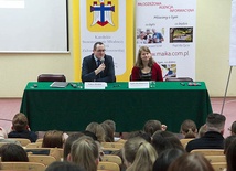 Debatę zorganizowaną przez Katolickie Stowarzyszenie Młodzieży poprowadzili Agnieszka Domowicz, psychoterapeuta, doradca rodzinny, pedagog, oraz Łukasz Brodzik, redaktor Młodzieżowej Agencji Informacyjnej.
