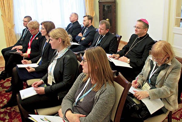 Duszpasterze rodzin, doradcy życia rodzinnego i bp Tadeusz Lityński słuchają wykładu europarlamentarzysty Marka Jurka.