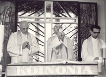 Sługa Boży (w środku) odprawia Mszę św. w kaplicy na Sławinku