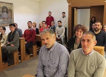 ▲	Włosi i ich polscy przyjaciele na Mszy w redakcji „Gościa”. 