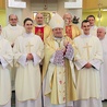 Knurów – diakoni Grzegorz Kapuła, Bartłomiej Cudziło i Mateusz Mryka z biskupem Adamem Wodarczykiem i proboszczami.