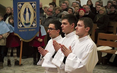 ▲	Od lewej stoją diakoni: Michał Walczyński, Artur Sroga i Dawid Domański.