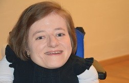▲	Magdalena Buczek  od urodzenia cierpi na rzadką chorobę: łamliwość kości. Na co dzień porusza się na wózku. 