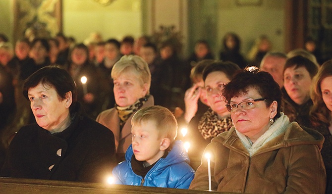 ◄	Modlitwa w Bielanach zgromadziła wielu wiernych.