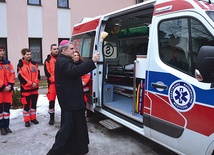 ◄	Nowy ambulans poświęcił biskup K. Nitkiewicz. 