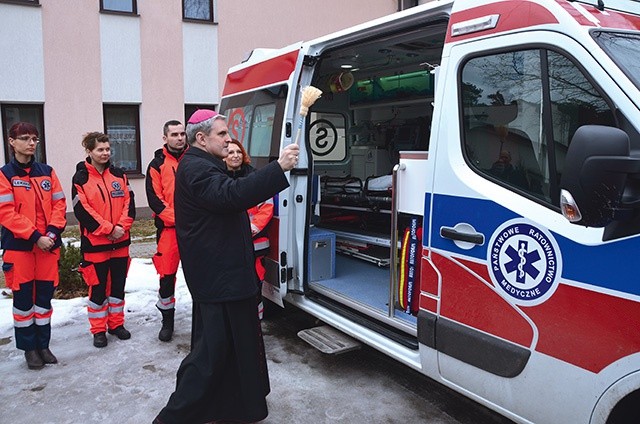 ◄	Nowy ambulans poświęcił biskup K. Nitkiewicz. 