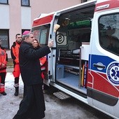◄	Nowy ambulans poświęcił biskup K. Nitkiewicz. 