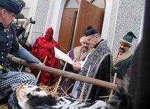 Zgodnie ze scenariuszem proboszcz ks. Grzegorz Wójcik potwierdził, że śmierć nie żyje i pozwolił pochować ją na cmentarzu 