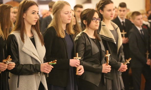 Bp Piotr Greger poświęcił krzyżyki młodzieży bierzmowanej