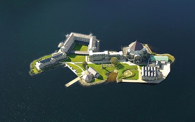 Station Island jest jedną z 46 wysp na jeziorze Lough Derg.
