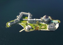 Station Island jest jedną z 46 wysp na jeziorze Lough Derg.