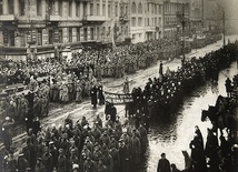 Po abdykacji Mikołaja II w Piotrogordzie zorganizowano uroczysty pochówek poległych w czasie walk po stronie rewolucji.