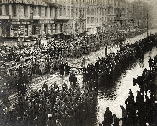 Po abdykacji Mikołaja II w Piotrogordzie zorganizowano uroczysty pochówek poległych w czasie walk po stronie rewolucji.