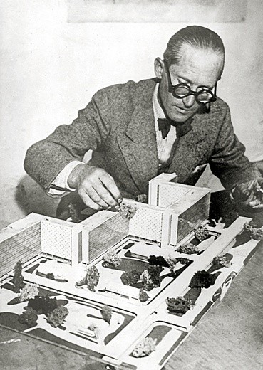Le Corbusier prezentuje makietę zaprojektowanej przez siebie jednostki mieszkaniowej, którą otwarto 14 października 1952 r. w Marsylii. Budynek składał się z 337 mieszkań rozmieszczonych  na 12 piętrach.