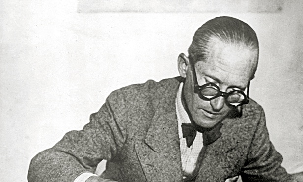 Le Corbusier prezentuje makietę zaprojektowanej przez siebie jednostki mieszkaniowej, którą otwarto 14 października 1952 r. w Marsylii. Budynek składał się z 337 mieszkań rozmieszczonych  na 12 piętrach.