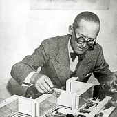 Le Corbusier prezentuje makietę zaprojektowanej przez siebie jednostki mieszkaniowej, którą otwarto 14 października 1952 r. w Marsylii. Budynek składał się z 337 mieszkań rozmieszczonych  na 12 piętrach.