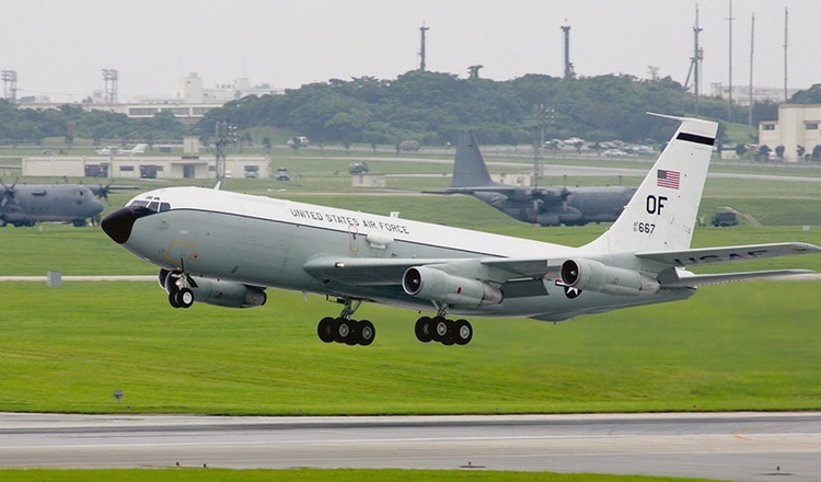 Boeing WC-135 Constant Phoenix, potocznie zwany niuchaczem, bada stężenia radioaktywnych izotopów w atmosferze. Na przełomie stycznia i lutego takie badania prowadził nad Europą.