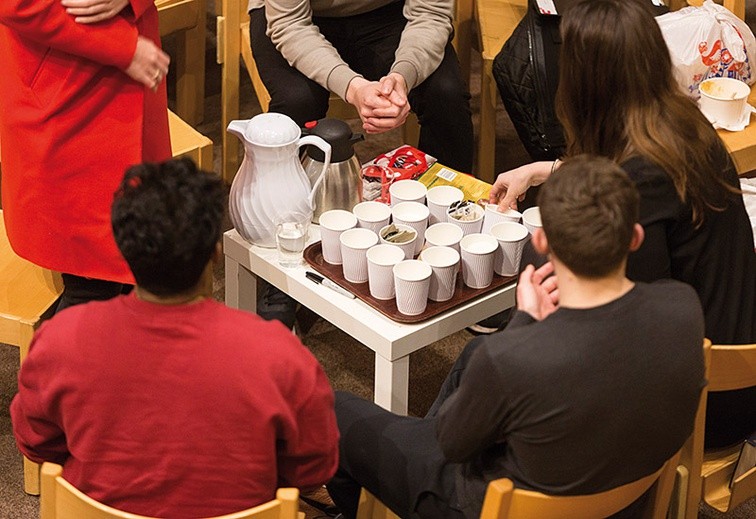 Przy tym małym stoliku dzieją się prawdziwe cuda. Wspólny posiłek, kawa i luźne rozmowy o sprawach najważniejszych. Tak tworzą się relacje i rodzi się wiara.