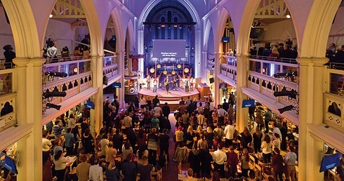 W czasie gdy pół Londynu bawi się w klubach Soho, w anglikańskim kościele Holy Trinity Brompton od śpiewów uwielbienia zaczyna się kurs ALPHA.