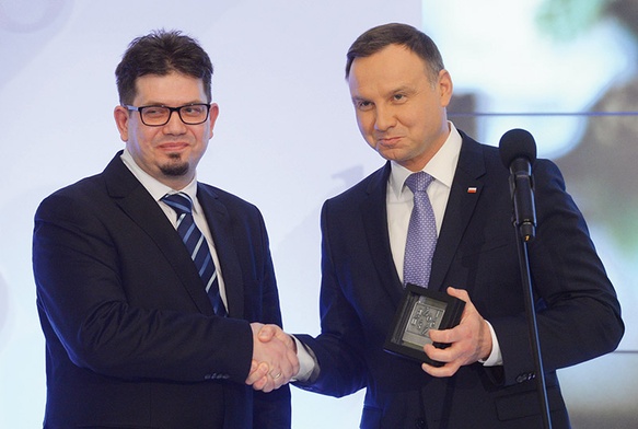 Prezydent Andrzej Duda wręcza Wojciechowi Wenclowi nagrodę „Zasłużony dla Polszczyzny”.