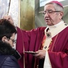 Metropolita gdański posypywał popiołem głowy uczestniczących we Mszy św. wiernych