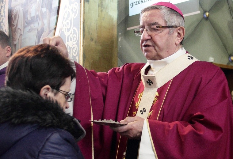 Metropolita gdański posypywał popiołem głowy uczestniczących we Mszy św. wiernych