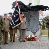 Radomianie uczcili niezłomnych, składając kwiaty pod pomnikiem Żołnierzy Zrzeszenia WiN
