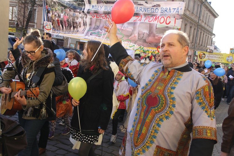 Kolorowy złom na misyjny dzwon