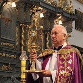 Bp Andrzej F. Dziuba błogosławi relikwiami Krzyża Świętego