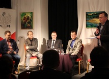 Debatę prowadził Łukasz Molenda (z prawej). Kolejno siedzą od lewej: Marek Mieńkowski, Adam Włodarczyk, Tadeusz Pyrcioch i Tadeusz Szumiata