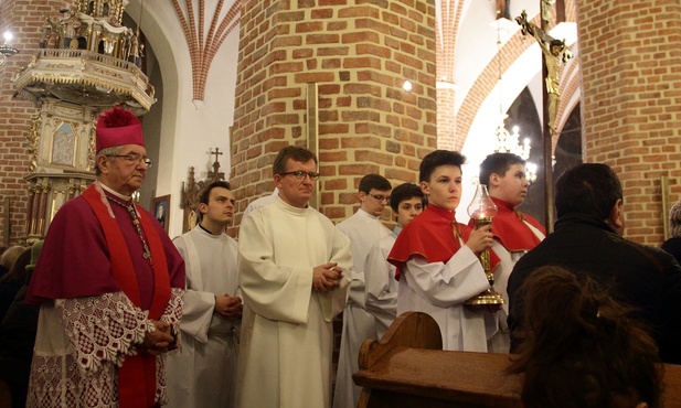 Abp Sławoj Leszek Głódź w czasie Drogi Krzyżowej 