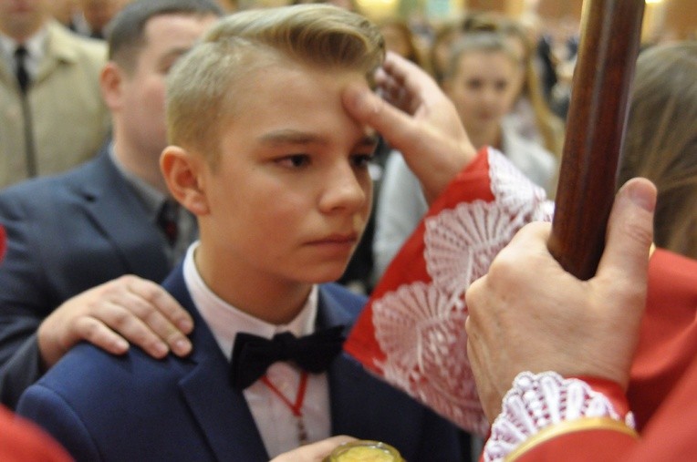 Bierzmowanie w kościele MBNP w Mielcu