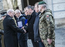 Minister Antoni Macierewicz gratuluje Jakubowi Wojewodzie