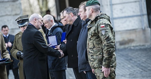 Minister Antoni Macierewicz gratuluje Jakubowi Wojewodzie