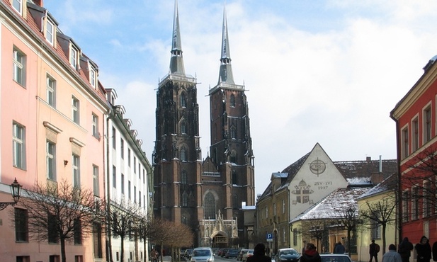Wrocław: Ksiądz oskarżany o gwałt nie pełni już obowiązków proboszcza