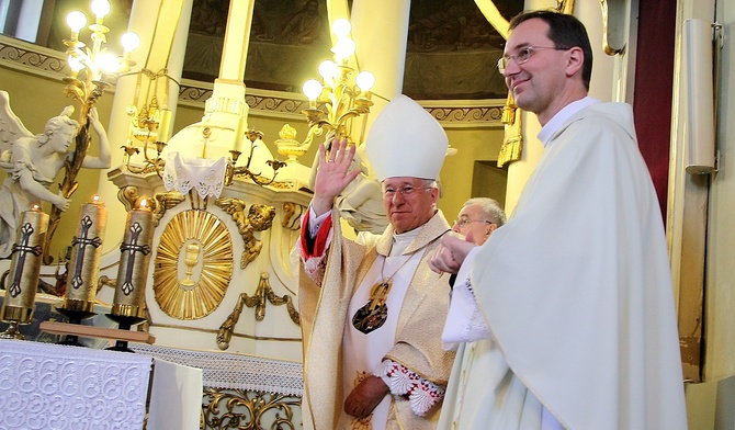 Ordynariusz łowicki bp Andrzej F. Dziuba i ks. Marek Gancarczyk, redaktor naczelny "Gościa Niedzielnego"