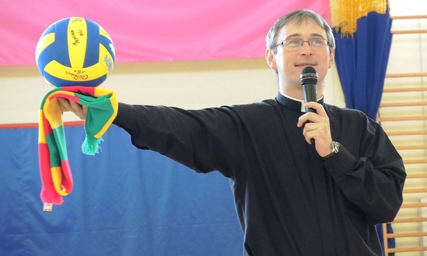 Ks. Robert Kasprowski, dyrektor diecezjalnej Caritas, zachęcał do licytacji sportowych gadżetów