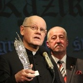 Ks. prał. Edward Poniewierski otrzymał Nagrodę im. św. Kazimierza. Nagrodę wręczył Karol Semik