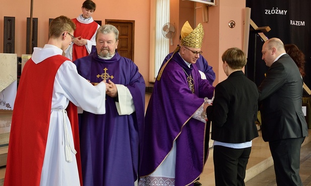 Bp Miziński zainaugurował międzynarodową akcję "Pola Nadziei" w Puławach