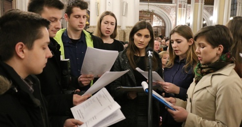 Przed Mszą św. oazowicze śpiewali nieszpory