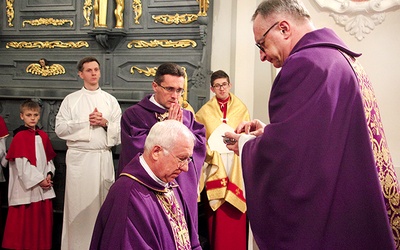 W Środę Popielcową  bp Andrzej F. Dziuba miał głowę posypaną popiołem na znak pokuty.