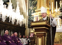 – Niech nasze serce bije mocniej na myśl o tym przedziwnym narzędziu, poprzez które Bóg okazał, jak bardzo nas kocha – apeluje metropolita krakowski.