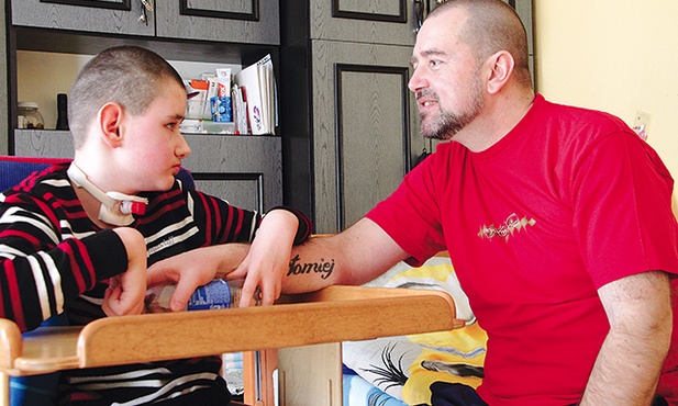 – Kamil wymaga całodobowej opieki – mówi Paweł Pieczara, tata chłopca.